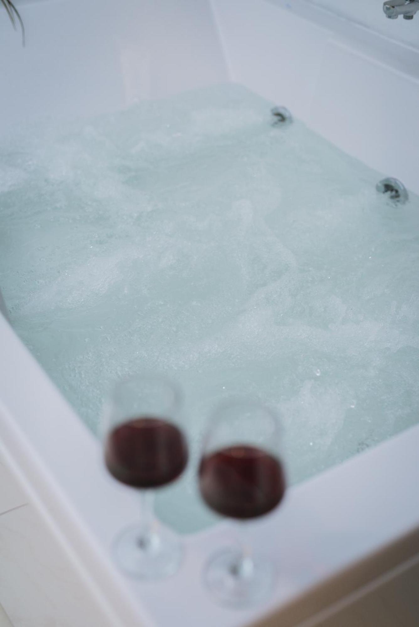 Stylish Apt W Jacuzzi, 5 Min To White Tower Thessaloníki Ngoại thất bức ảnh