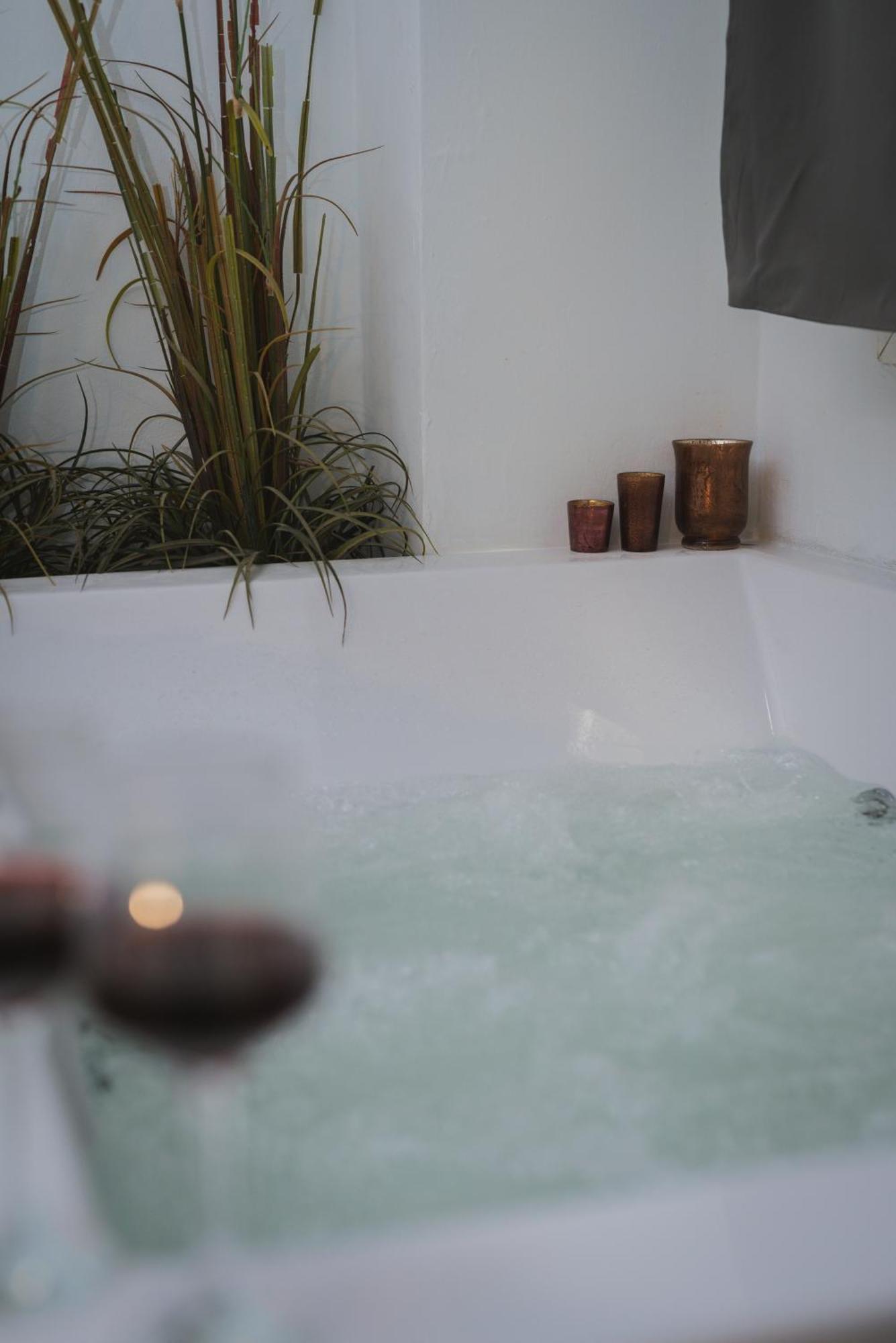Stylish Apt W Jacuzzi, 5 Min To White Tower Thessaloníki Ngoại thất bức ảnh