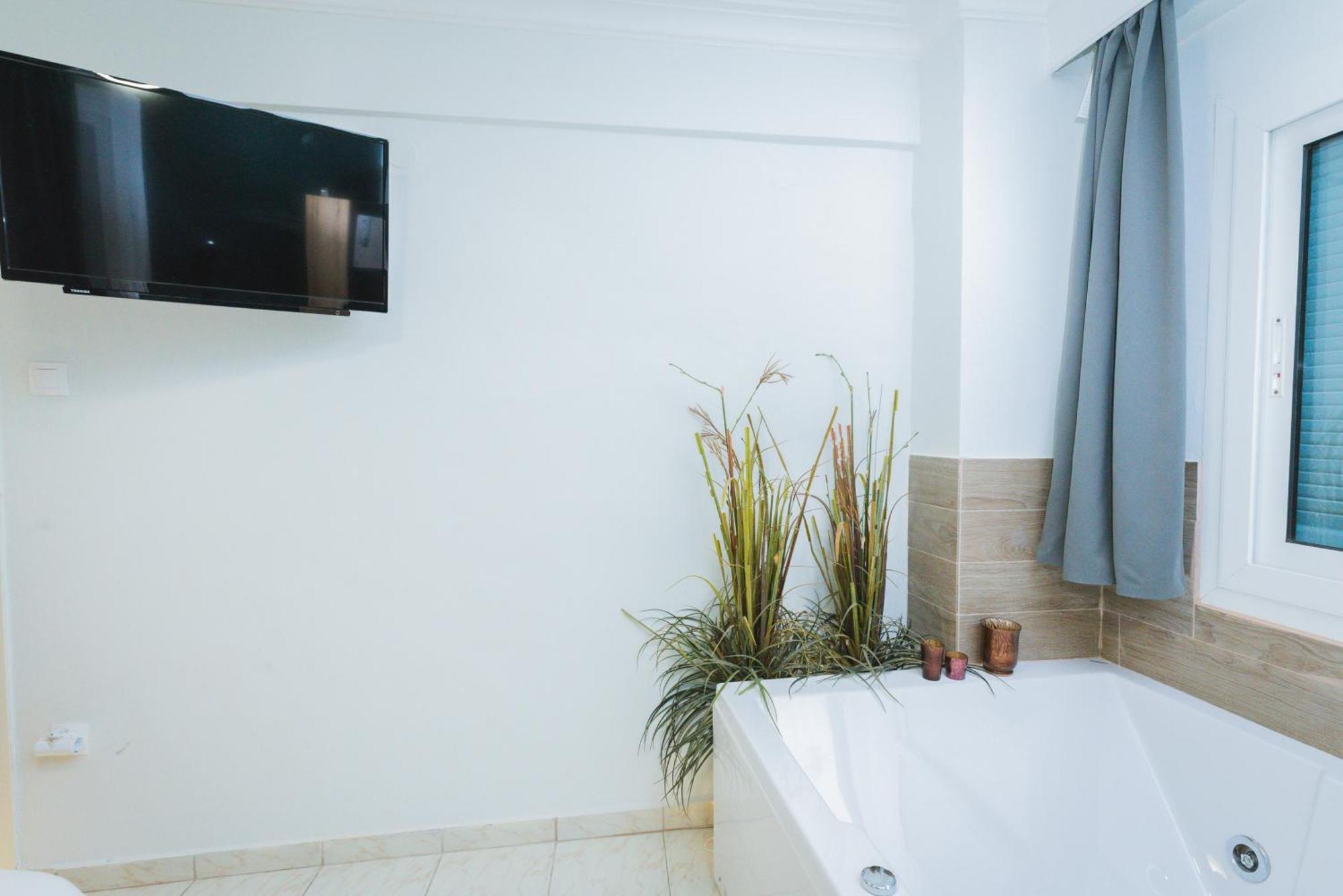 Stylish Apt W Jacuzzi, 5 Min To White Tower Thessaloníki Ngoại thất bức ảnh
