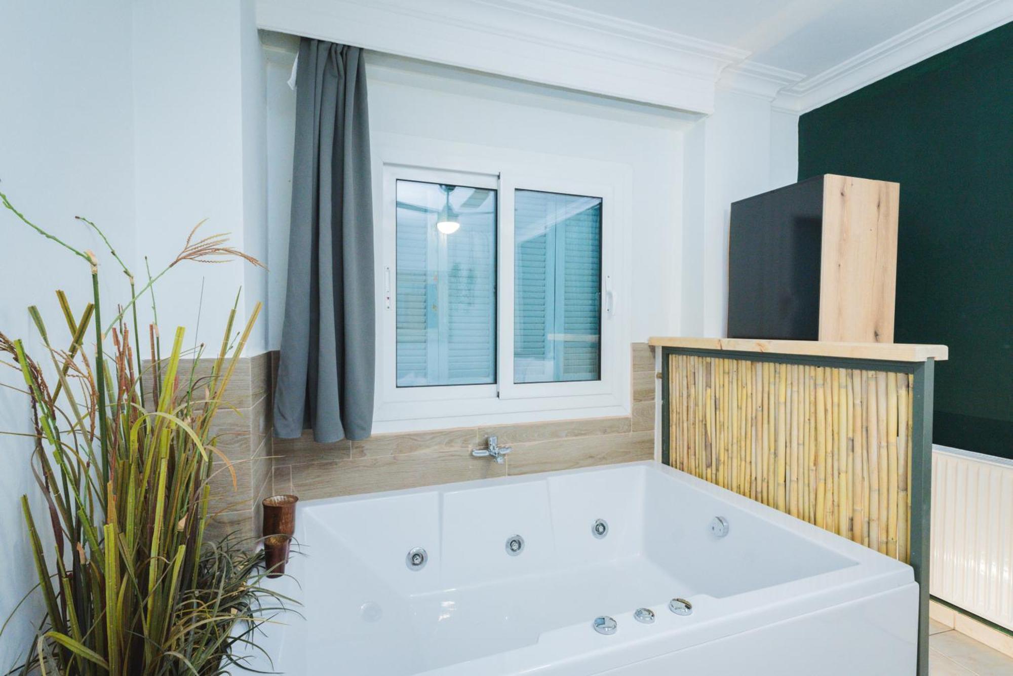Stylish Apt W Jacuzzi, 5 Min To White Tower Thessaloníki Ngoại thất bức ảnh